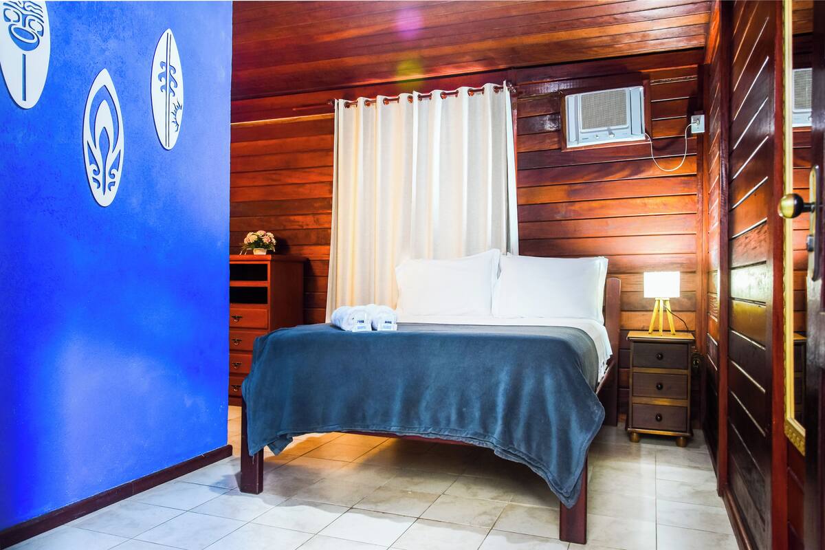 Minibar, free WiFi, bed sheets