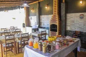 Café da manhã com buffet grátis todos os dias