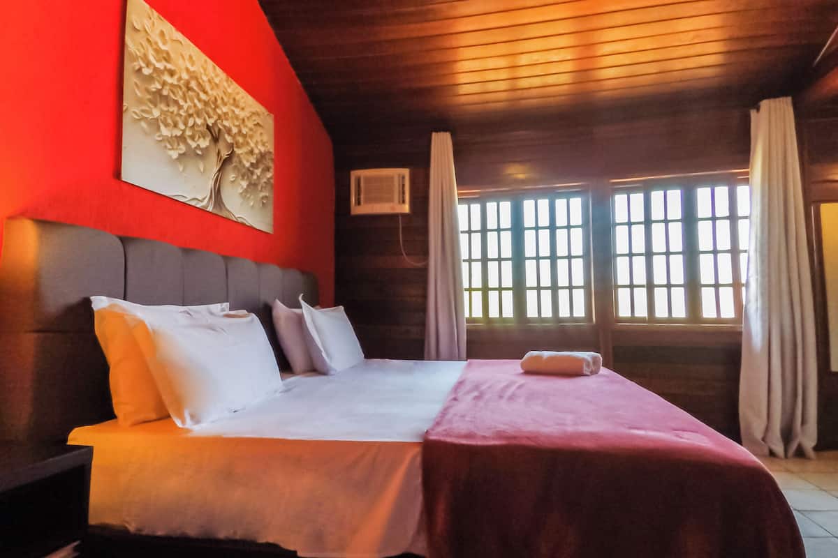 Minibar, free WiFi, bed sheets