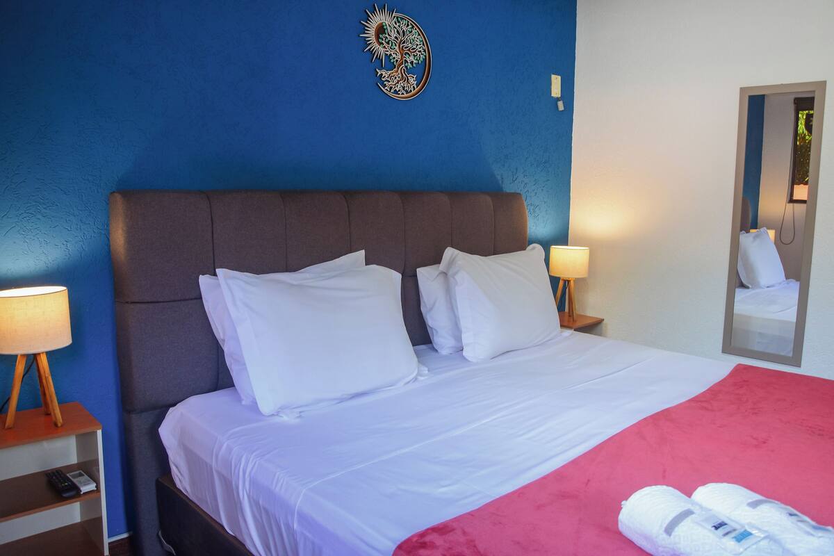 Minibar, free WiFi, bed sheets