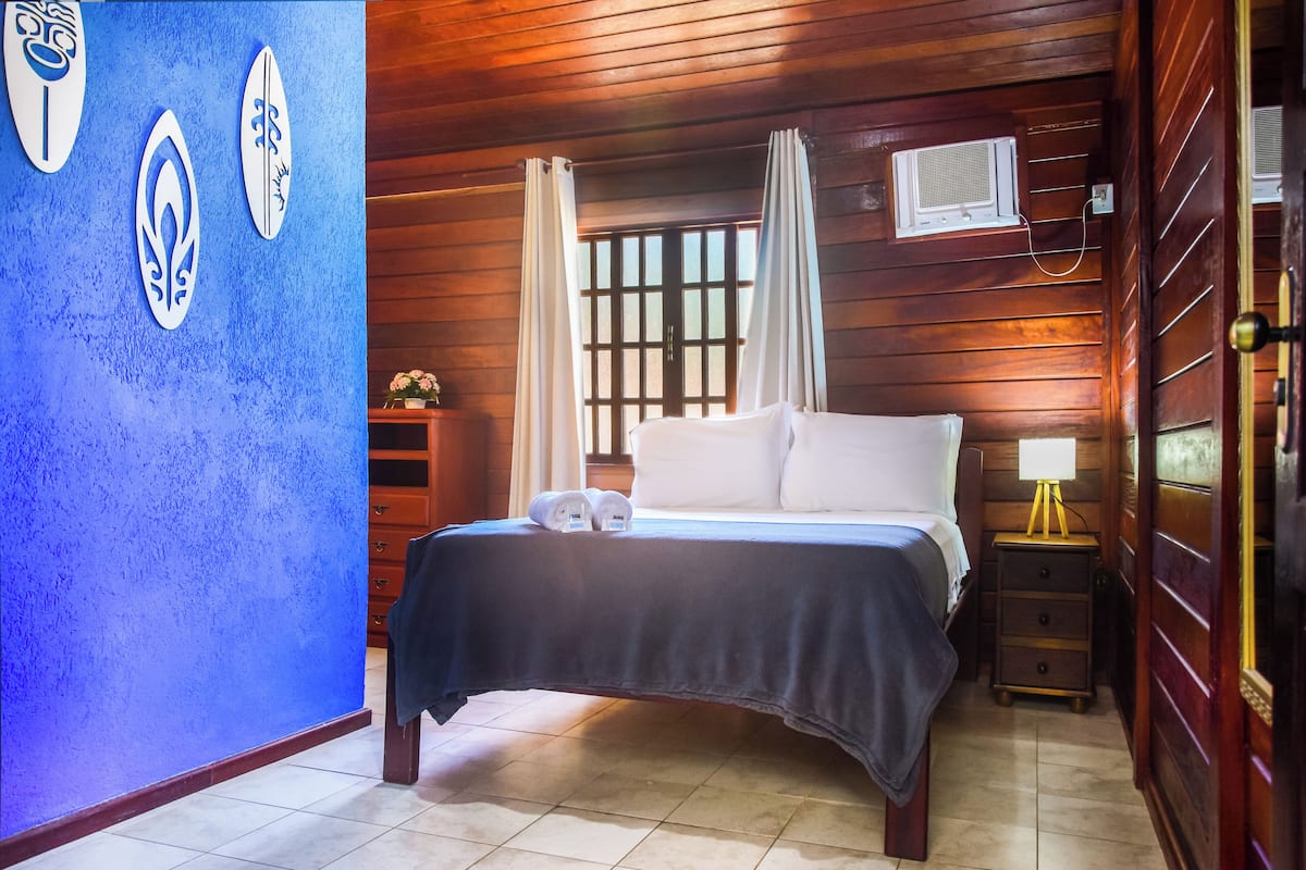 Minibar, free WiFi, bed sheets