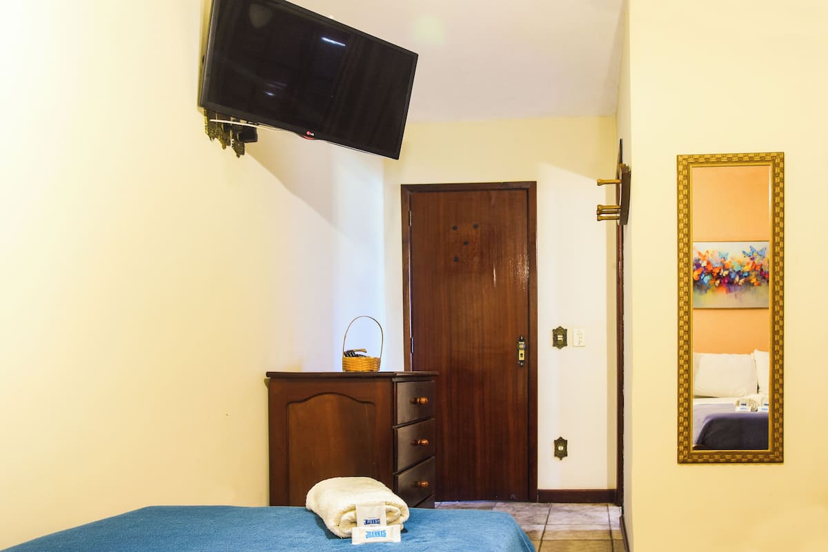Minibar, free WiFi, bed sheets