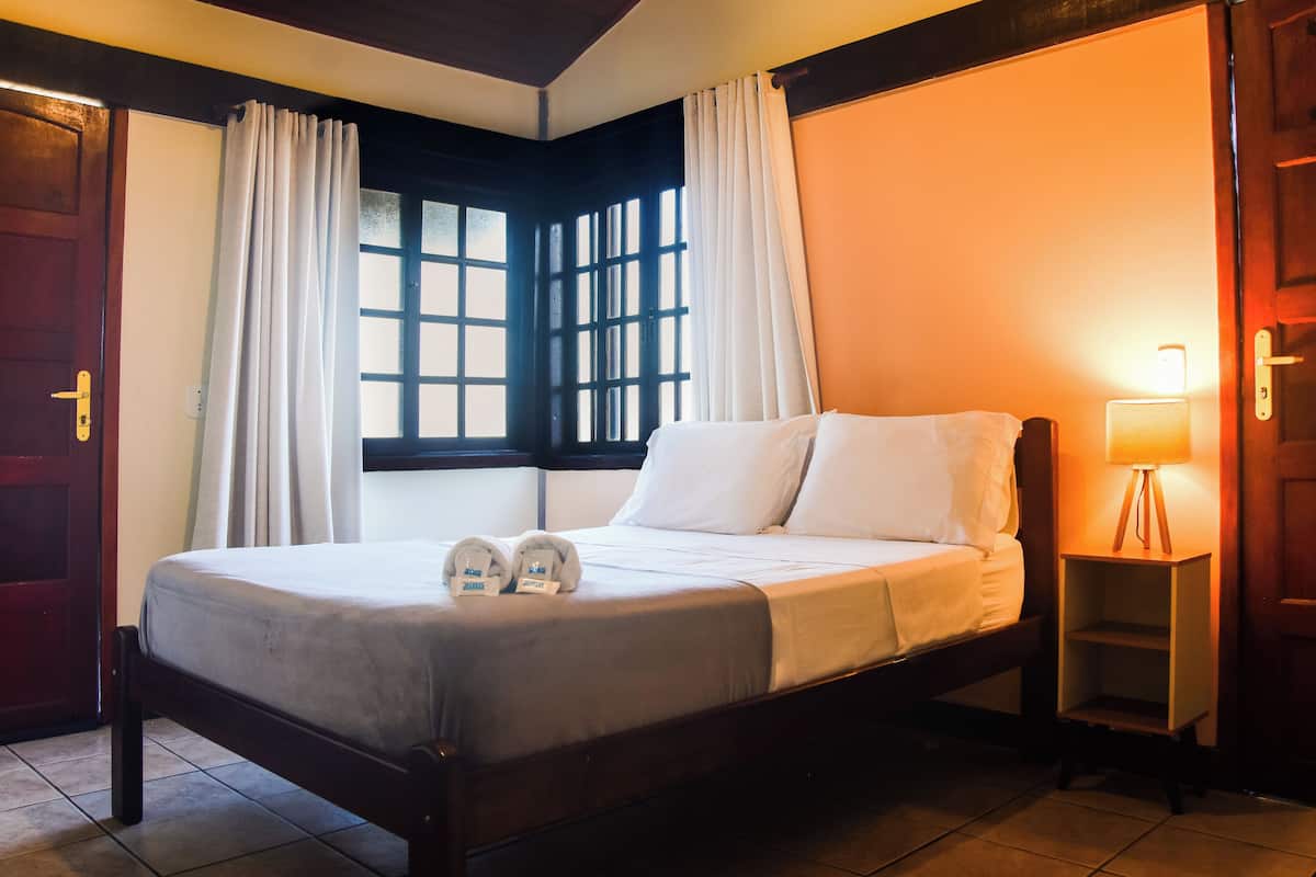 Minibar, free WiFi, bed sheets
