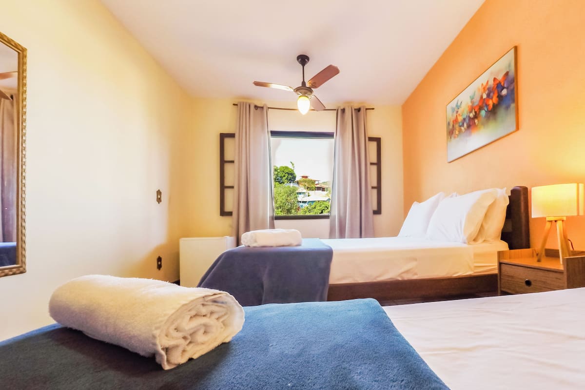 Minibar, free WiFi, bed sheets