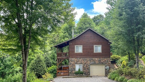 Crisp Air, Warm Fires, and Mountain Views @ An Appalachian Hideaway