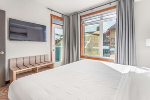 2 habitaciones, escritorio y tabla de planchar con plancha 