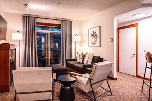 Televisie, een open haard, een dvd-speler en een stereo