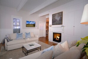 Televisión, chimenea y oficina