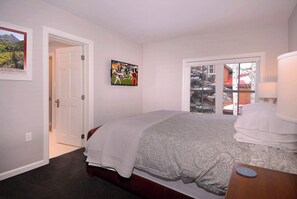 3 bedrooms, desk, iron/ironing board, travel cot