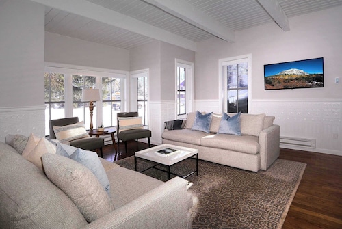 The Victorian Gem, Luxury Home, Heart of CB