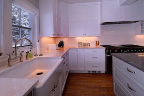Fridge, microwave, oven, stovetop - The Victorian Gem, Luxury Home, Heart of CB (Crested Butte)