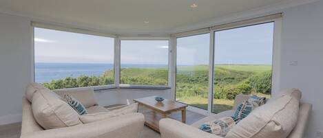 Smart-TV, Bücher, Stereoanlage