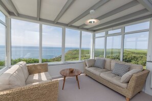 Smart TV, books, stereo - Panoramic sea views, overlooking the beach – on the South West Coast Path (Penzance)