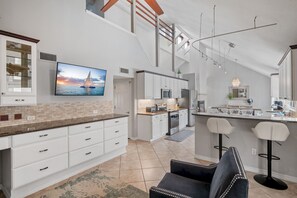 Oven, stovetop, dishwasher, toaster - The Beachy House in Sandestin Estates with Private Pool & Golf Cart (Miramar Beach)