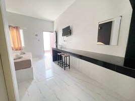 Standard Room, 1 Queen Bed | Living area | 32-inch flat-screen TV with digital channels