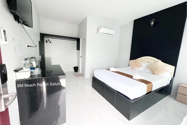Deluxe Room, 1 Queen Bed | 1 bedroom, desk, laptop workspace, WiFi (free)