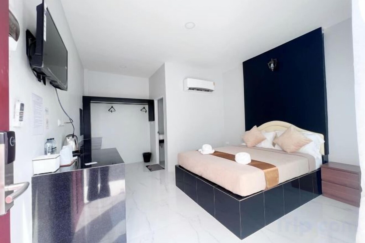 1 bedroom, desk, laptop workspace, WiFi (free)