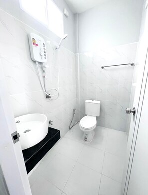 Chambre Standard, 1 grand lit | Salle de bain | Douche, serviettes fournies
