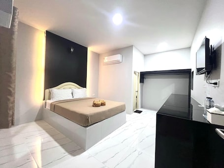 Standard Room, 1 Queen Bed | 1 bedroom, individually decorated, desk, laptop workspace