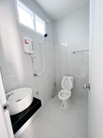 Superior Room, 1 Queen Bed | Bathroom | Shower, towels