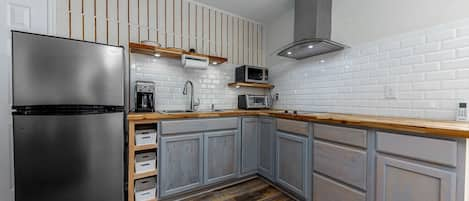 Private kitchen | Fridge, microwave, stovetop, coffee/tea maker