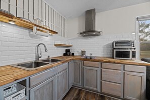 Kühlschrank, Mikrowelle, Herdplatte, Wasserkocher mit Kaffee-/Teezubehör