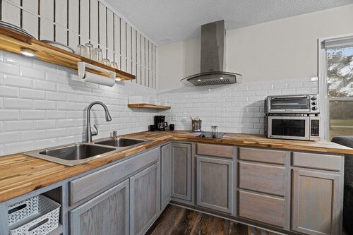 Renovated Rustic Charm!