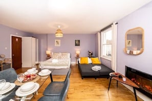 1 chambre, fer et planche à repasser, lit de bébé portatif