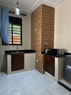 Geladeira, micro-ondas, cooktop, chaleira elétrica