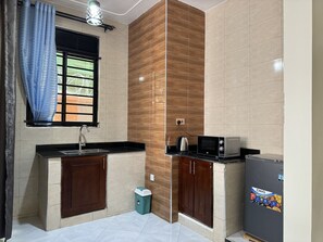 Geladeira, micro-ondas, cooktop, chaleira elétrica