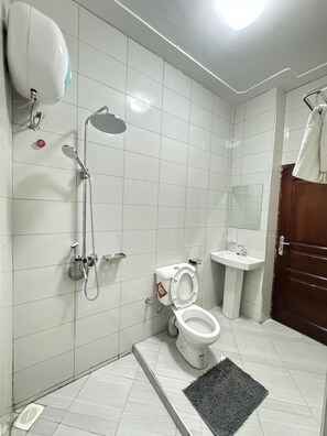 Toalhas de banho, sabonete, papel higiênico 