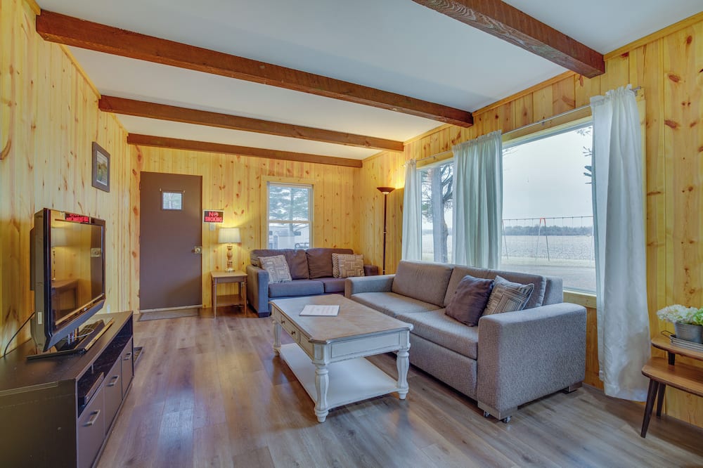 Pet-friendly Cabin Retreat: Wisconsin River Access - Lyndon Station, WI