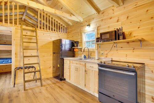 Mauston Studio Cabin ~ 15 Mi to Wisconsin Dells!