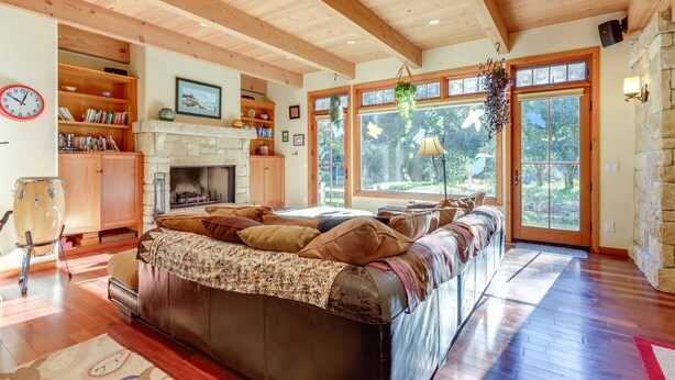 Living area - Sunny Santa Barbara Getaway - Bike to the Beach! (Santa Barbara)