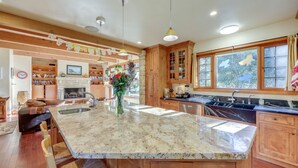 Microwave, oven, stovetop, dishwasher - Sunny Santa Barbara Getaway - Bike to the Beach! (Santa Barbara)