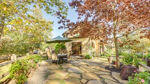 Outdoor dining - Sunny Santa Barbara Getaway - Bike to the Beach! (Santa Barbara)