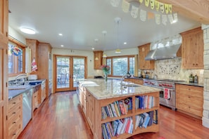 Microwave, oven, stovetop, dishwasher - Sunny Santa Barbara Getaway - Bike to the Beach! (Santa Barbara)