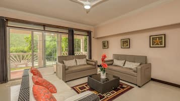 Biệt thự, 3 phòng ngủ | Khu phòng khách | Smart TV