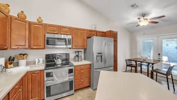 House, 2 Bedrooms | Private kitchen | Fridge, oven, coffee/tea maker