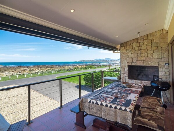 Outdoor dining - Mafari Beach House - Spectacular sunsets to rejuvenate your soul.
(Sandbaai)