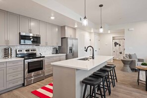 Condo, 2 habitaciones | Cocina privada | Refrigerador, horno, cafetera y tetera y tostadora 