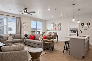 Apartment, 2 Schlafzimmer | Wohnbereich | Smart-TV