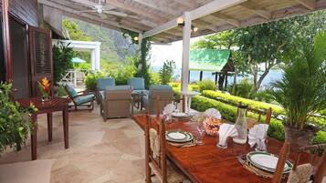 Villa, 6 Bedrooms | Outdoor dining