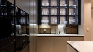 Fridge, oven, stovetop, dishwasher