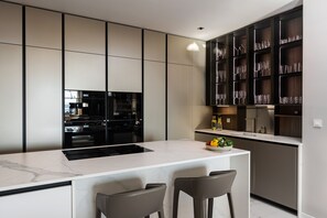 Kühlschrank, Ofen, Herdplatte, Geschirrspüler