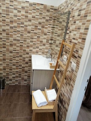 Een douche, een haardroger, een bidet, handdoeken
