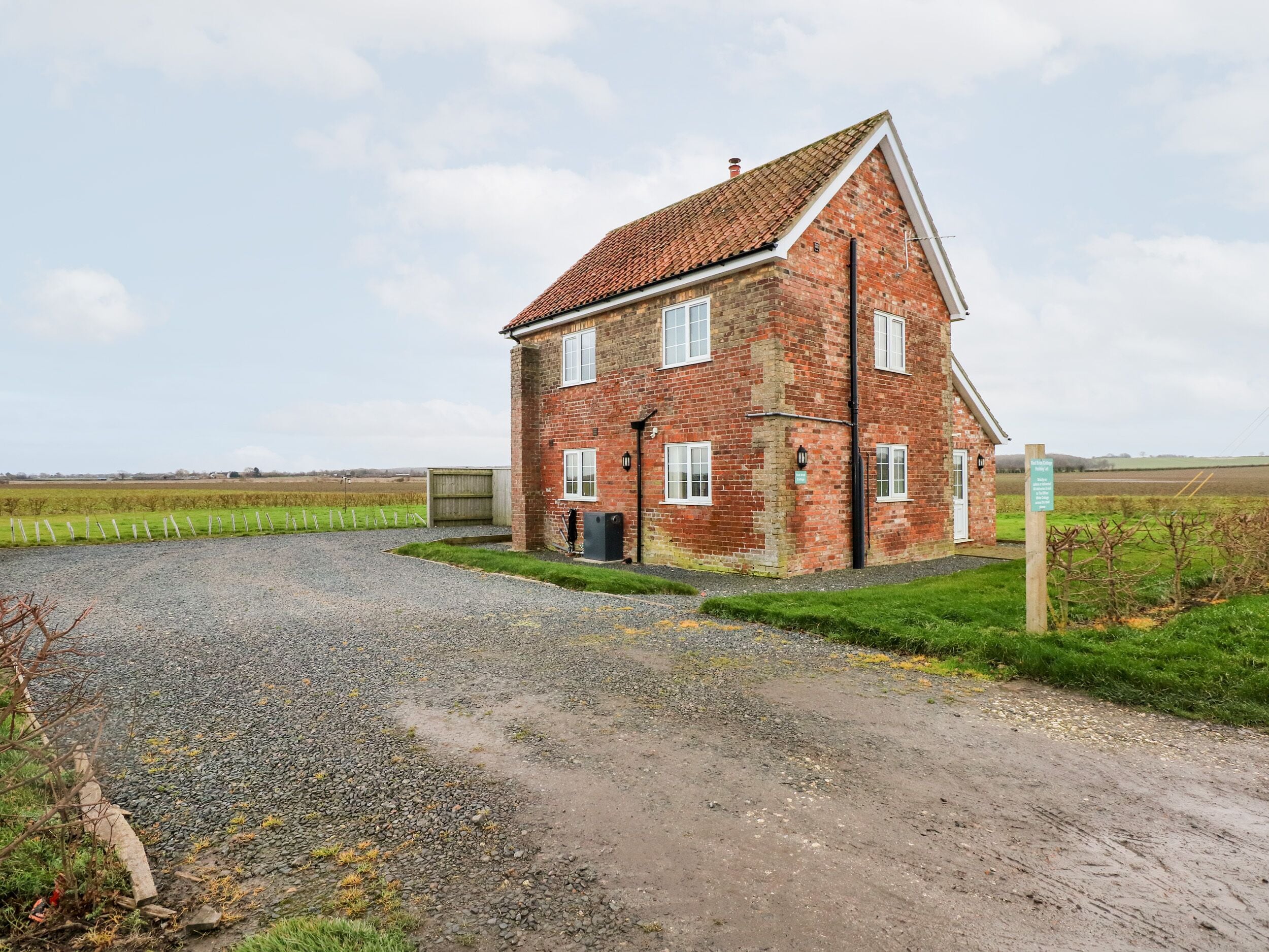 RED BRICK COTTAGE, pet friendly, character holiday cottage in Alford