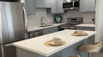 Een koelkast, een magnetron, een oven, een kookplaat