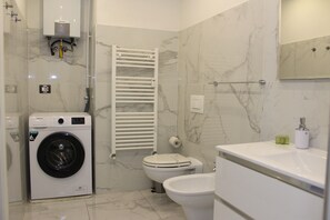 Dusche, Haartrockner, Bidet, Handtücher