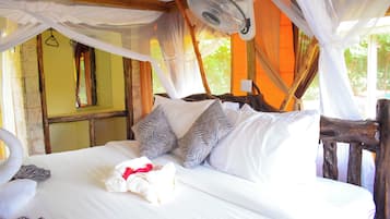 Barraca luxo, 1 cama de casal, sacada, no jardim | Edredons de pluma, individualmente mobiliados, escrivaninha